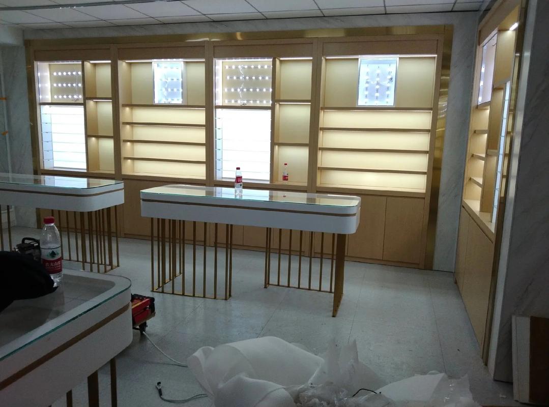 上海樓店商會裝修工程進入尾聲 聚焦眼鏡店裝修與展示柜設(shè)計安裝